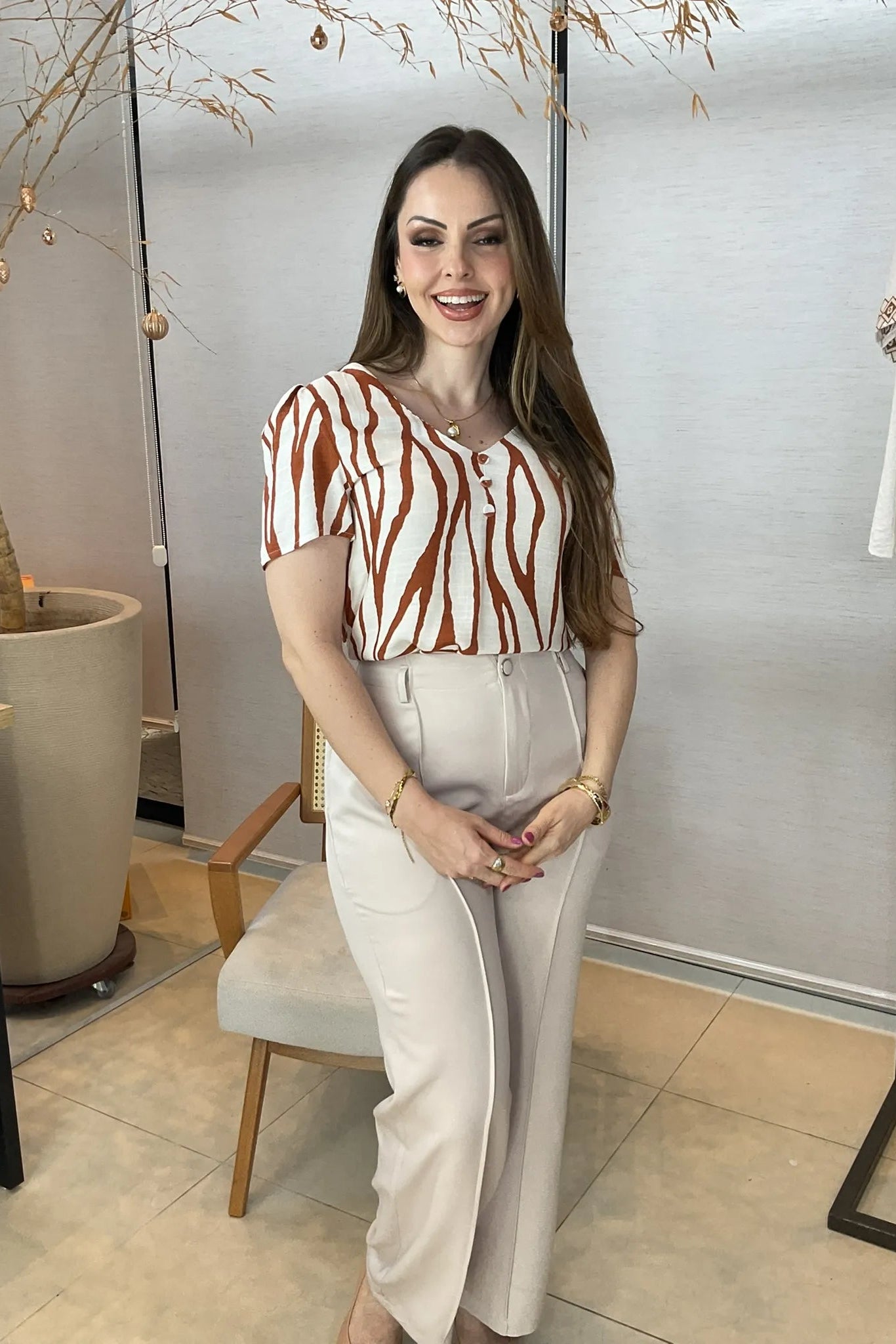 Conjunto: Blusa Manga Curta Decote em "V" Botões Viscose Rebeca Estampada Terracota + Calça Pantalona Alfaiataria Botão Encapado Margareth Creme