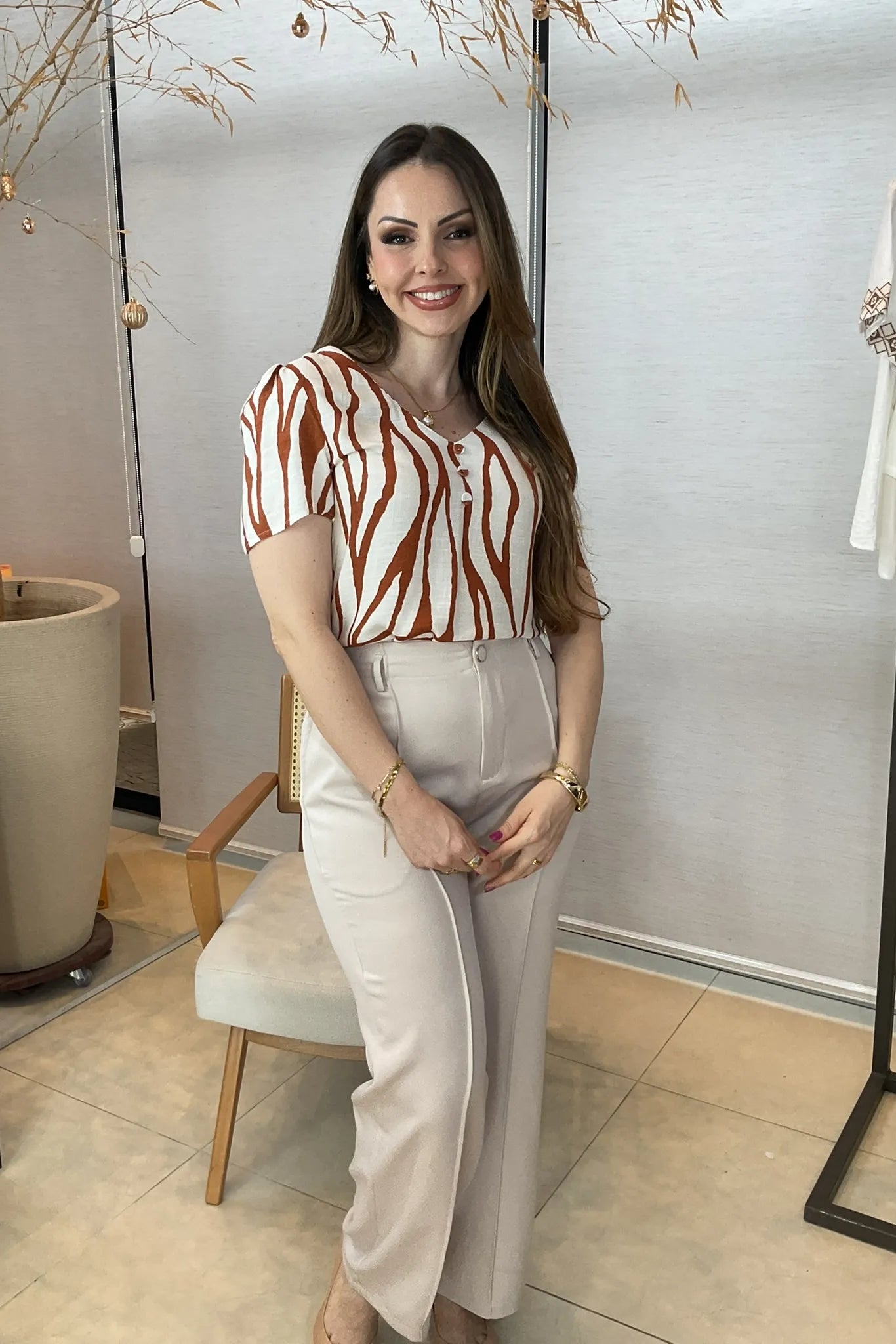 Conjunto: Blusa Manga Curta Decote em "V" Botões Viscose Rebeca Estampada Terracota + Calça Pantalona Alfaiataria Botão Encapado Margareth Creme