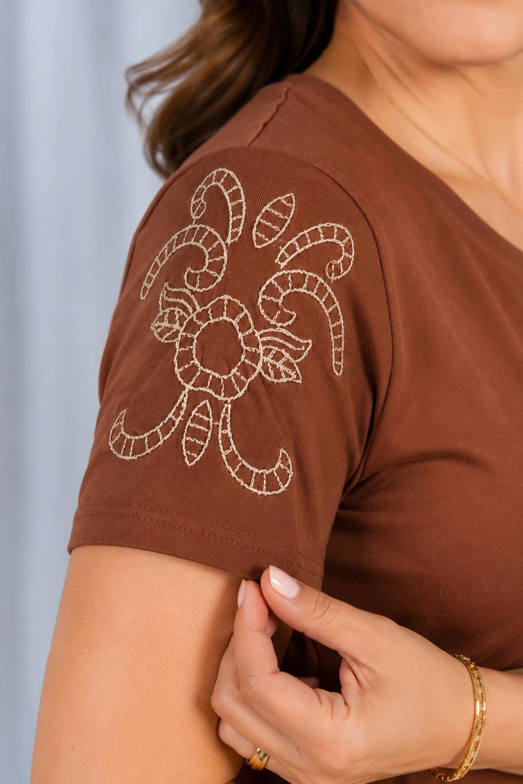 Blusa Cotton Lycra com Bordado Delicado Sabrina Marrom