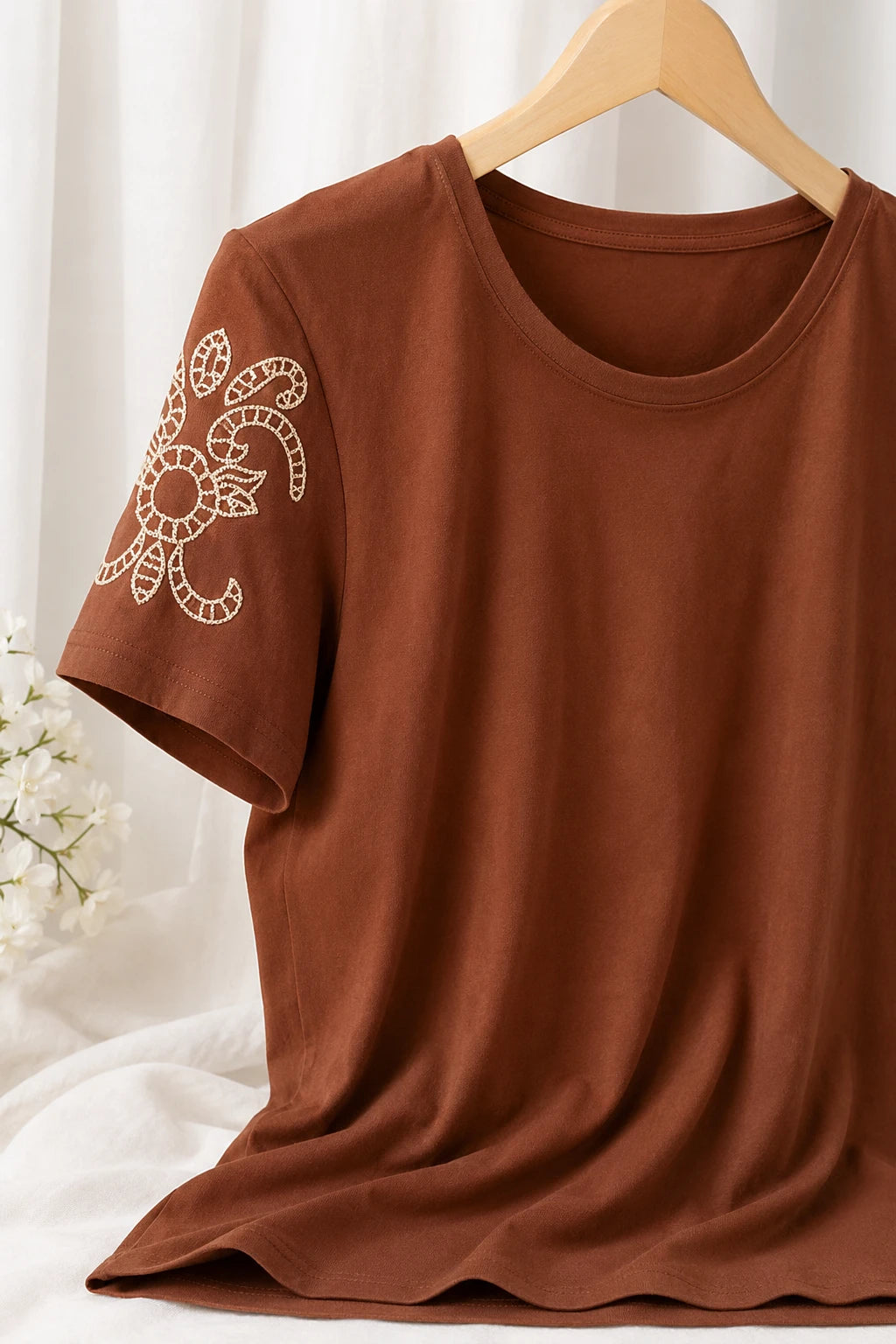 Blusa Cotton Lycra com Bordado Delicado Sabrina Marrom
