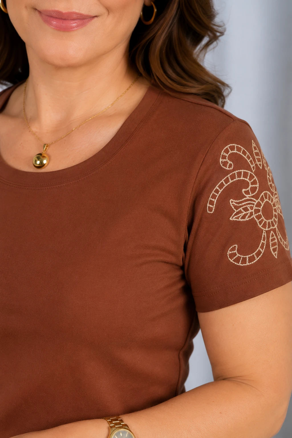 Blusa Cotton Lycra com Bordado Delicado Sabrina Marrom