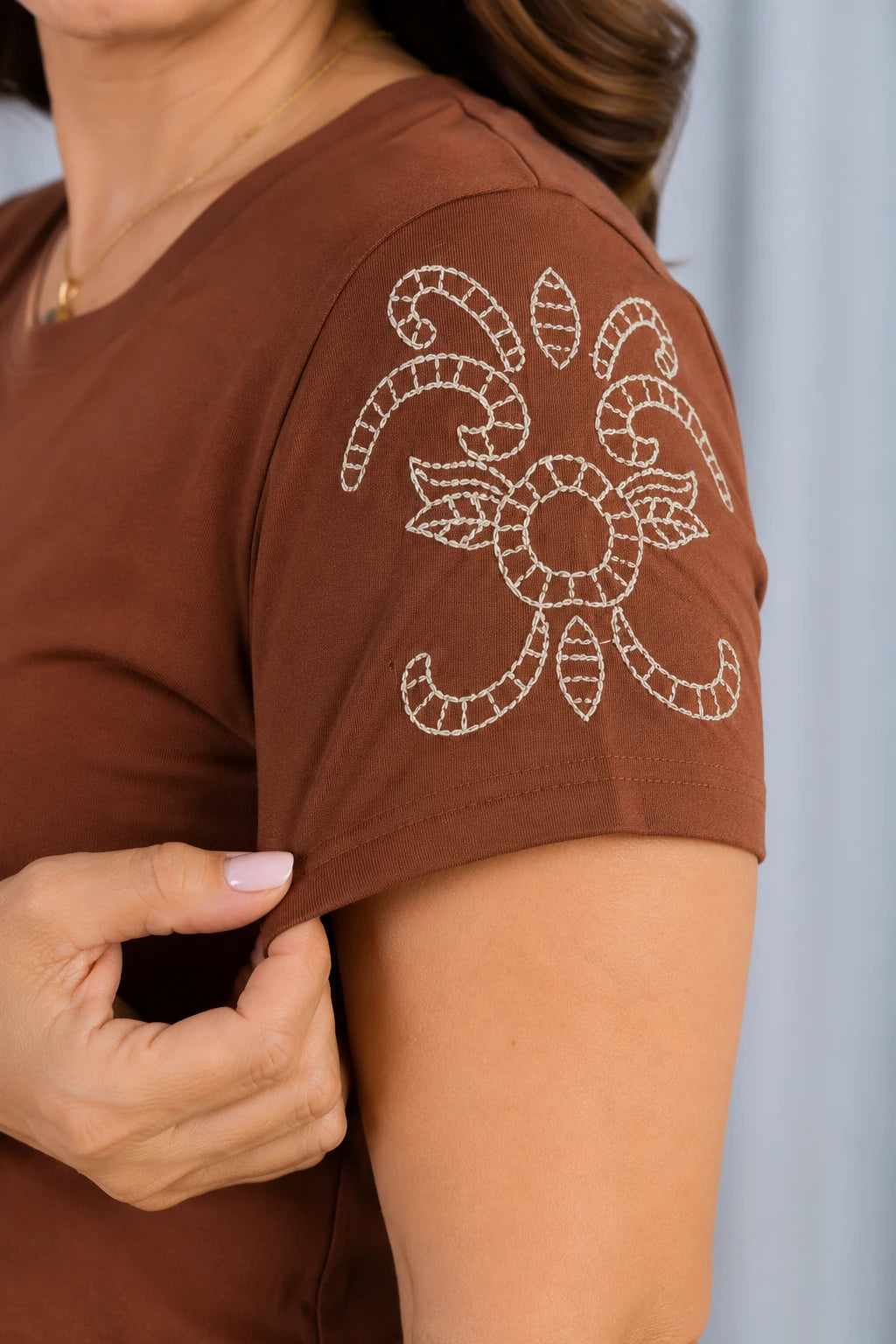 Blusa Cotton Lycra com Bordado Delicado Sabrina Marrom
