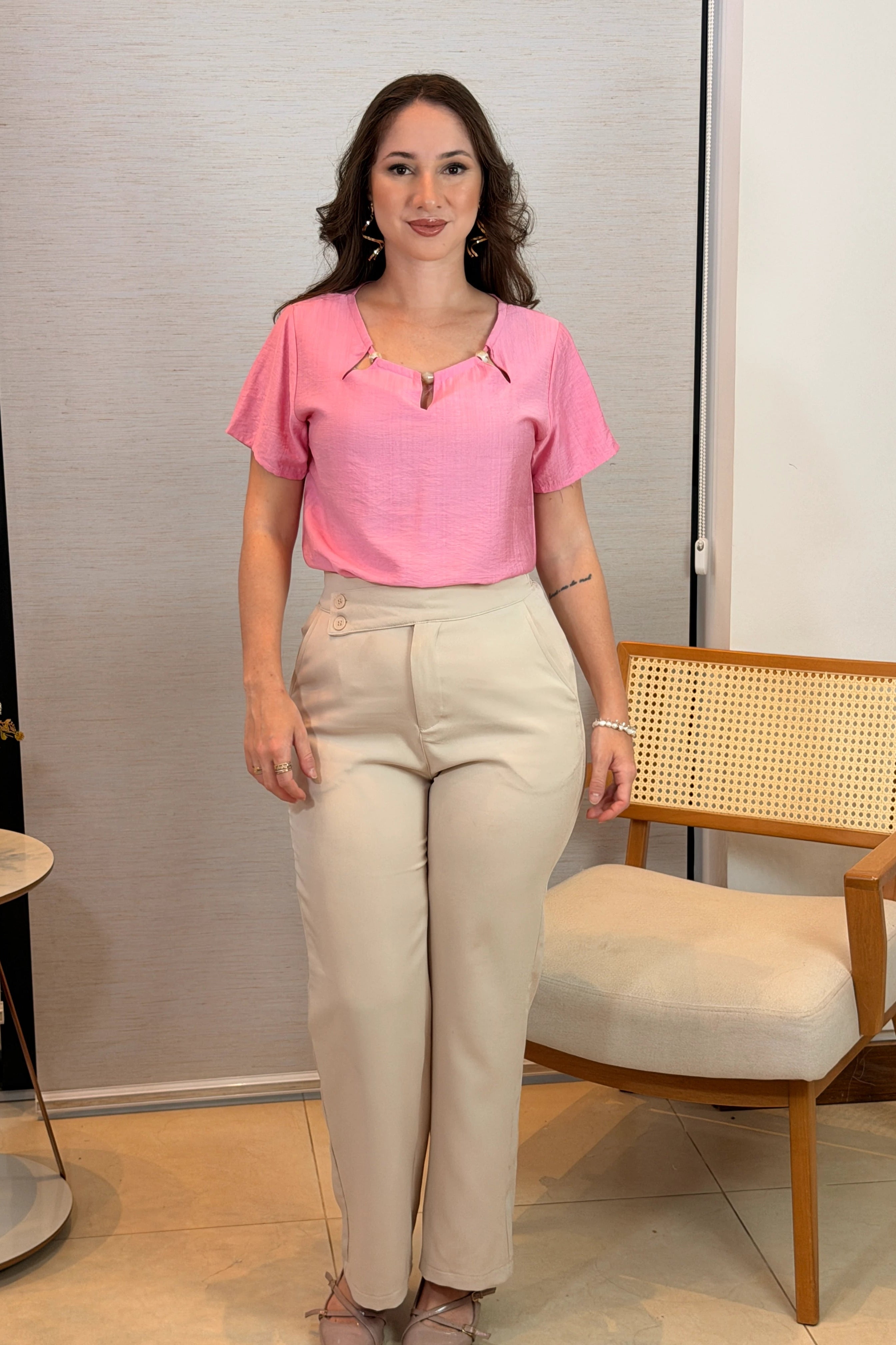 Conjunto: Blusa Manga Curta Crepe Comfort Recortes em "V" com Pedraria Sandra Rosa + Calça Corte Reto em Alfaiataria Cós Assimétrico com Elástico Yasmin Creme