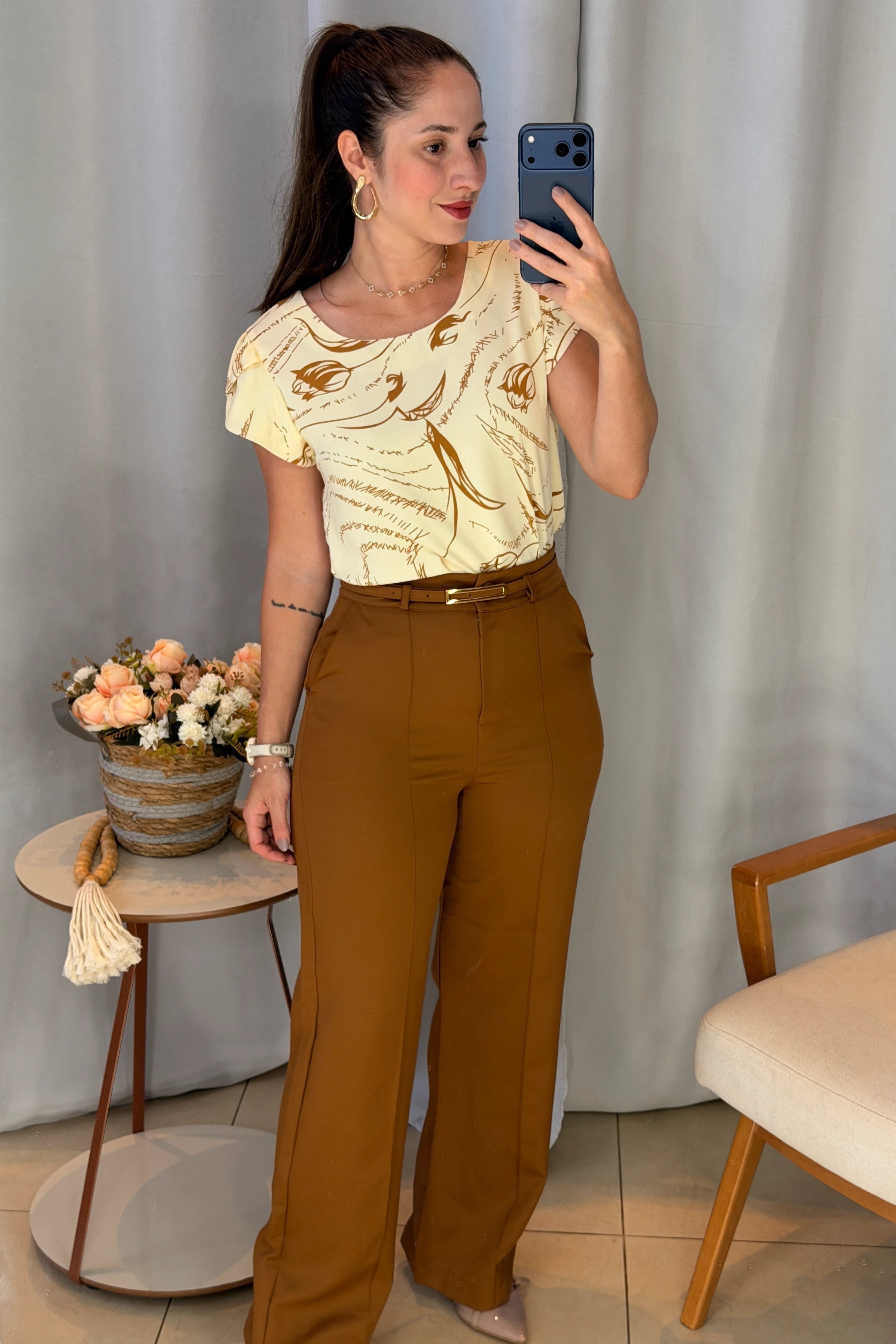 Conjunto: Blusa Manga Curta Transpassada Estampada em Crepe Classic Simone Bege + Calça Corte Reto em Alfaiataria com Friso e Cinto Encapado Daphne Marrom Caramelo