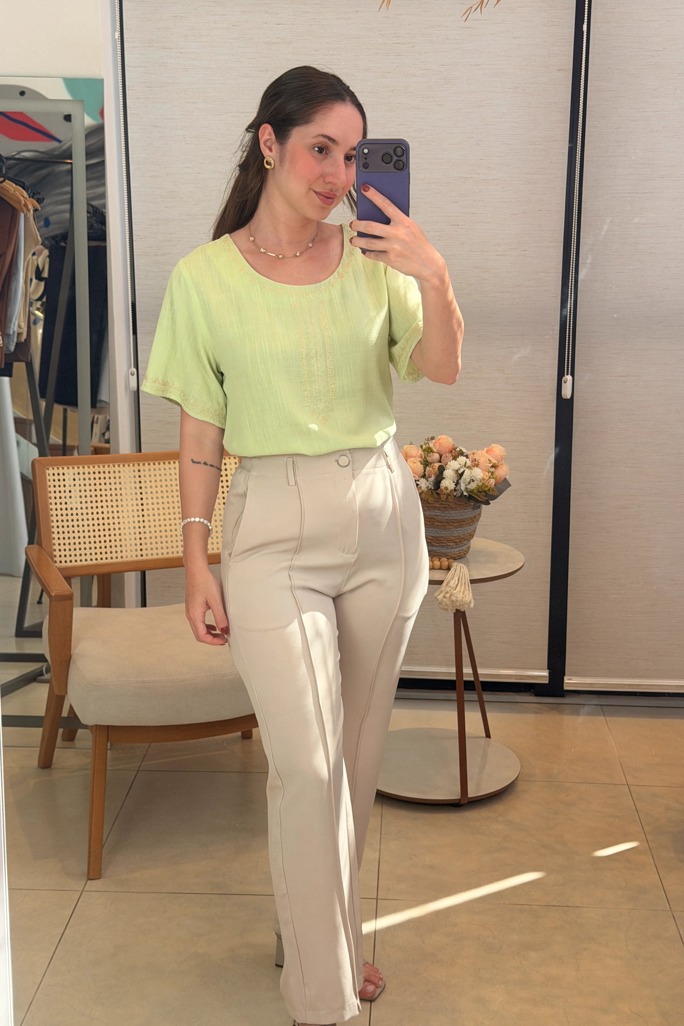 Conjunto: Blusa Manga Curta Viscose Detalhe Bordado Tereza Verde + Calça Pantalona Alfaiataria Botão Encapado Margareth Creme