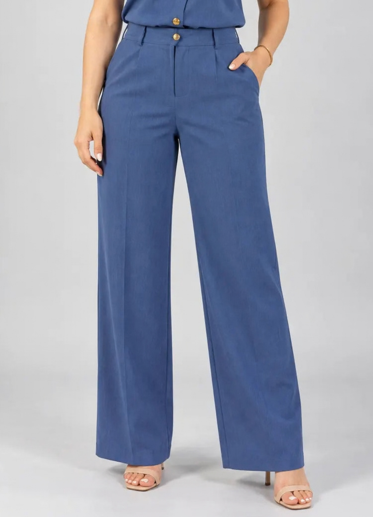 Calça em Crepe Confort com Botão Dourado Penélope Azul