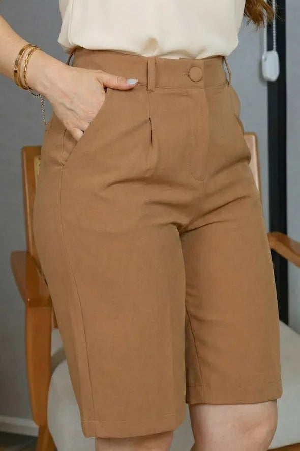 Bermuda em Crepe Alfaiataria Botão Encapado Marlene Caramelo