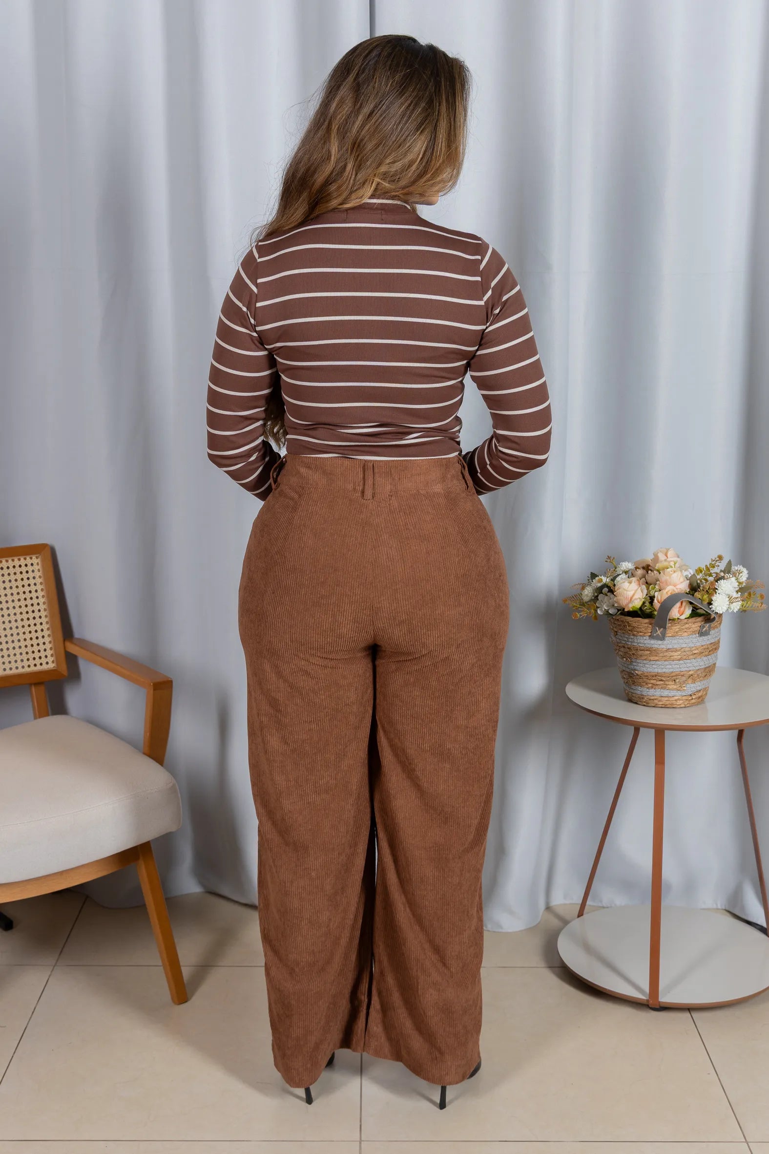 Calça Corte Reto em Cotelê Detalhe Botão Dourado Mia Marrom Claro - vista traseira