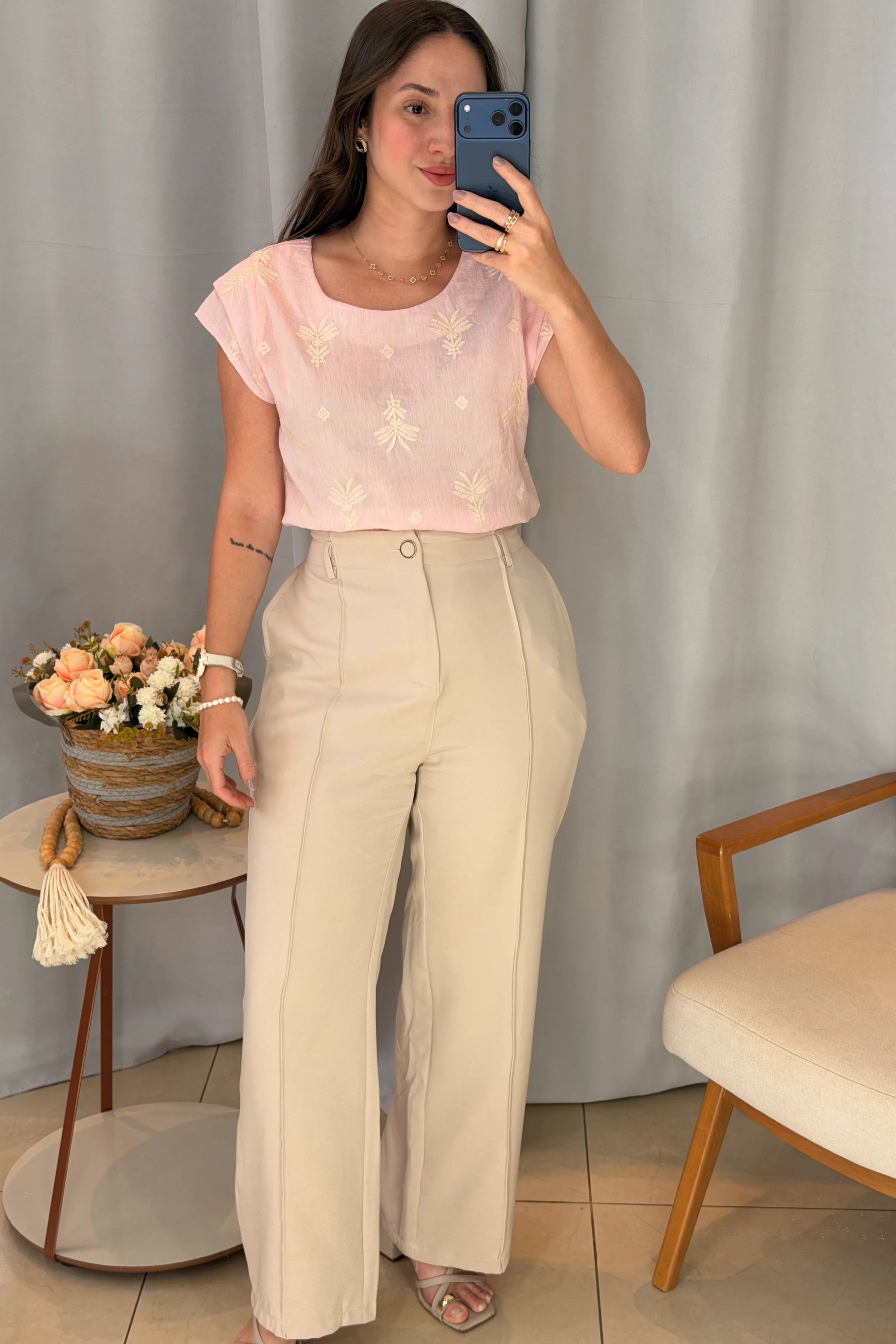 Conjunto: Blusa Manga Curta Detalhe em Camadas em Visco Mix Bordado Verônica Rosa + Calça Pantalona Alfaiataria Botão Encapado Margareth Creme