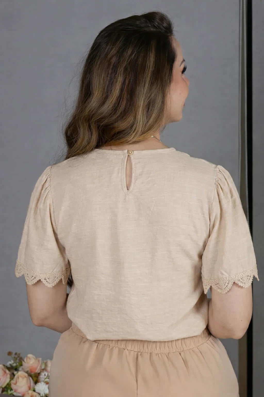 Blusa Manga Curta com Detalhes Bordados em Visco Soft Wanda Bege